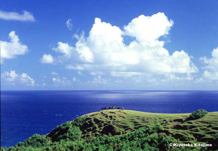 006与那国島：緑の丘とヨナグニウマと入道雲